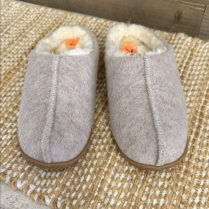 MINNETONKA Beige Fuzzy-Lined Slippers, NWOT